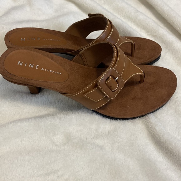 Womens size 9 tan leather thong low heeled sandals with buckle on the side. - Picture 4 of 9